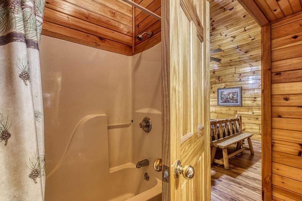 The Nut House, Hot Tub, Game Room, Wifi, 1089 Free Tickets Each Paid Day, Dollywood And More! Pigeon Forge Exterior photo